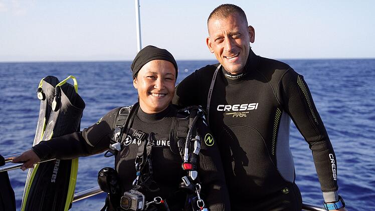 Gemeinsam mit seiner Partnerin Evelyn gibt Matthias Tauchkurse und r&auml;umt mit seinen Sch&uuml;lerinnen und Sch&uuml;lern unter Wasser auf.