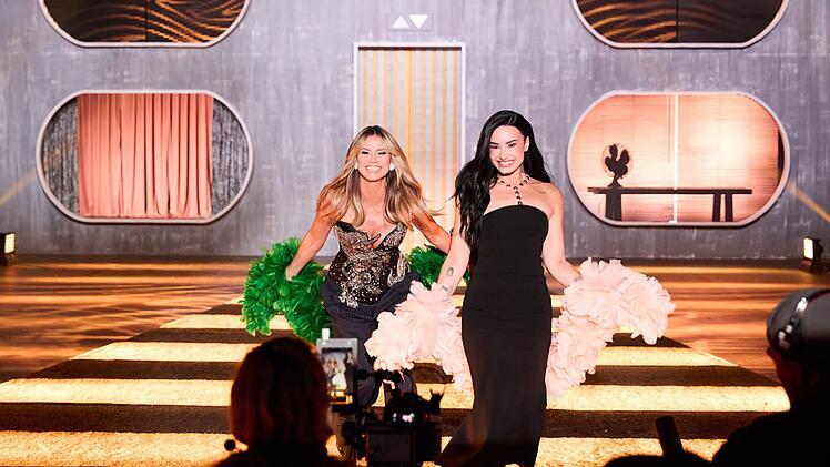Heidi Klum (links) und Gastjurorin Demi Lovato wollen die Models auf dem Laufsteg tanzen sehen.