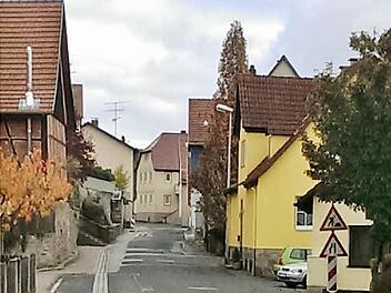 Dringend: Die Von-Henneberg-Straße in Aschach soll möglichst bald saniert werden.  Foto: Sigismund von Dobschütz