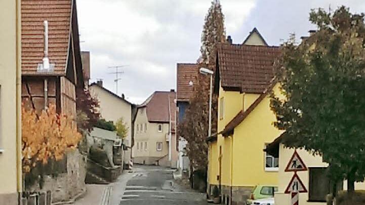 Dringend: Die Von-Henneberg-Straße in Aschach soll möglichst bald saniert werden.  Foto: Sigismund von Dobschütz