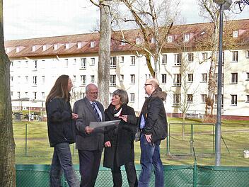 Die BBB-Kandidaten kämpfen für günstigen Wohnraum hinterm Kasernenzaun. Im Bild (v.l.): Annette Neumann, Norbert Tscherner, Ursula Drewello und Andreas Triffo vor den Häusern der Warner-Barracks an der Pödeldorfer Straße  Foto: M. Wehner