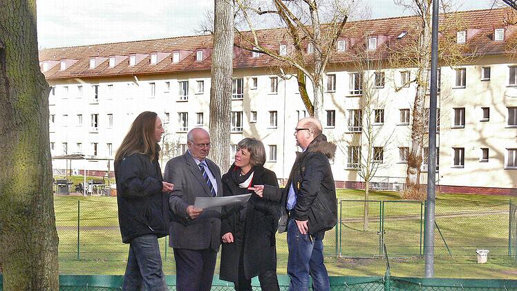 Die BBB-Kandidaten kämpfen für günstigen Wohnraum hinterm Kasernenzaun. Im Bild (v.l.): Annette Neumann, Norbert Tscherner, Ursula Drewello und Andreas Triffo vor den Häusern der Warner-Barracks an der Pödeldorfer Straße  Foto: M. Wehner