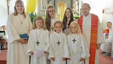 Kira Hunder, Sina Schmid und Hanna Schmitt, (vorne, von links) verstärken ab sofort das Ministrantenteam der Pfarrei St. Ulrich. Darüber freuen sich Gemeindereferentin Barbara Voll, die Oberministrantinnen Pauline Wolf, Fabienne Schmitt und Pfarrer Benno Tietz.  Foto: W. Wimmel