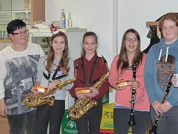 Zufrieden ist die Vorsitzende Rita Böhm mit den qualifizierten jungen Nachwuchsspielern (weiter von links): Leonie Pecht, Isabel Ender, Antonia Förster, Nadine Eisfelder und Agnes Böhm. Foto: Gerhard Schmidt