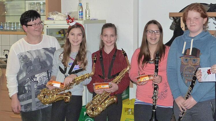 Zufrieden ist die Vorsitzende Rita Böhm mit den qualifizierten jungen Nachwuchsspielern (weiter von links): Leonie Pecht, Isabel Ender, Antonia Förster, Nadine Eisfelder und Agnes Böhm. Foto: Gerhard Schmidt