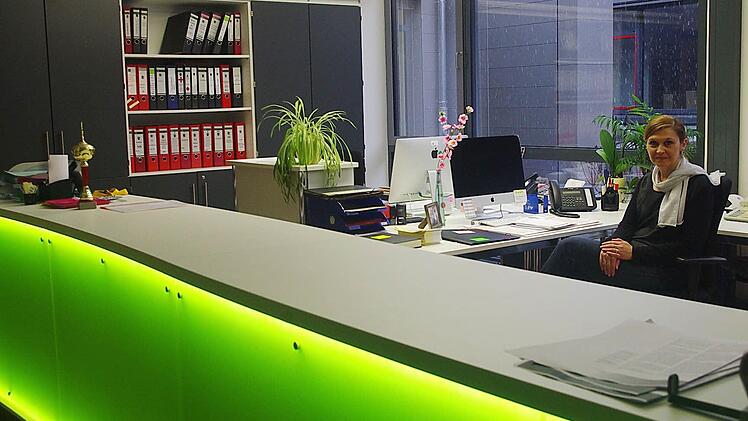 Die Sekretärin Kerstin Stumpf (im Bild) und auch ihre Kolleginnen haben im neuen Sekretariat viel mehr Platz zum Arbeiten.Foto: Heike Schülein