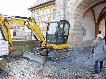 Die ersten Baumaschinen stehen bereits.  Foto: Matthias Hoch