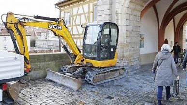 Die ersten Baumaschinen stehen bereits.  Foto: Matthias Hoch
