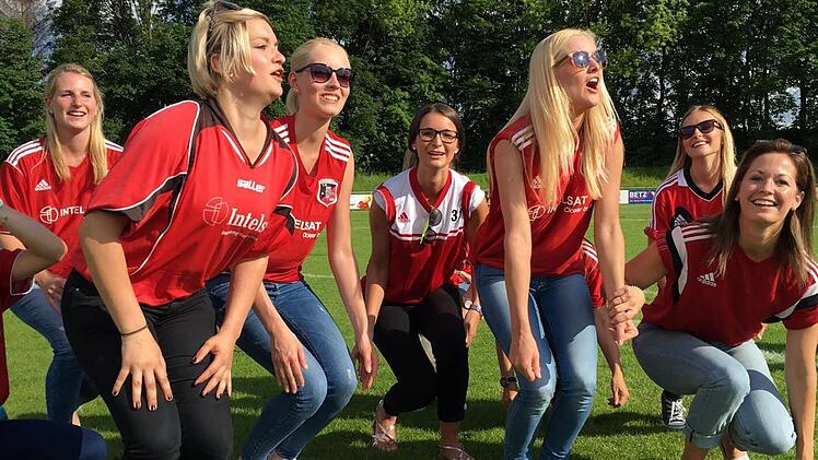 Die weiblichen Fans feierten nach der erfolgreichen Relegation. Foto: FC Fuchsstadt