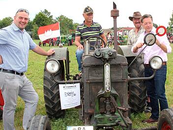 Peter Hilpert - auf dem Traktor - zeigt stolz seinen McCormack.