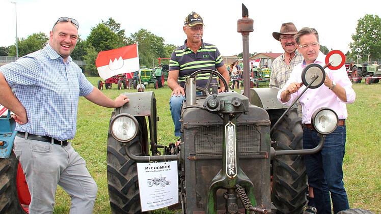 Peter Hilpert - auf dem Traktor - zeigt stolz seinen McCormack.