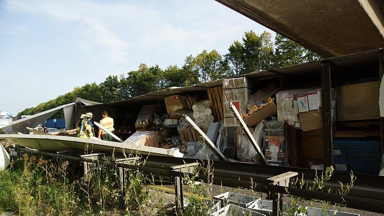 Der umgekippte LkwFoto: Arkadius Guzy
