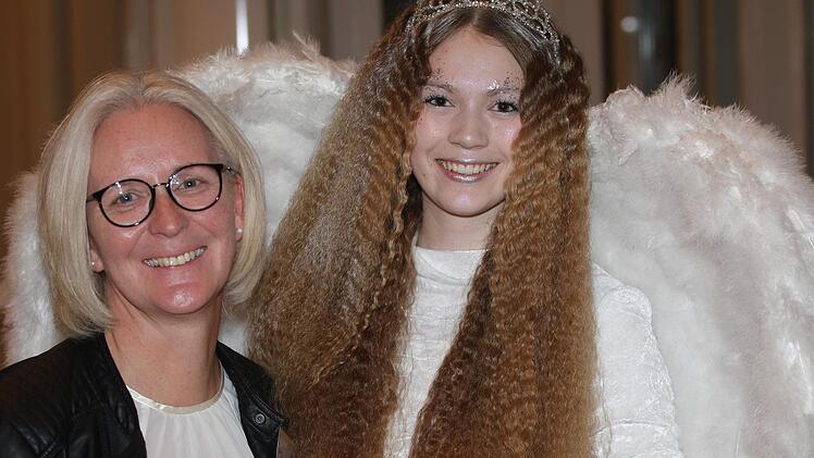 Antje Henning mit Christkind Femke Flessa. Foto: Wolfgang Desombre