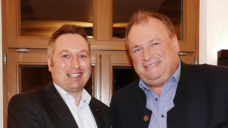Robert Pfeffer (links) dankt dem Bürokratiebeauftragten Walter Nussel für dessen Ausführungen.  Foto: Helmut Iwann