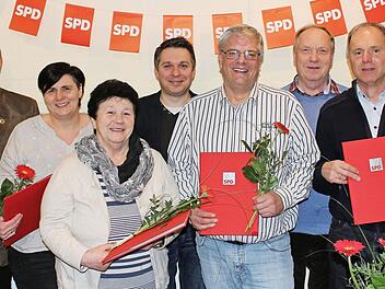 Der SPD-Ortsverein Itzgrund würdigte Mitglieder für 25-jährige Verbundenheit (von links): Landrat Michael Busch, Marion Alt, Anneliese Fertsch, SPD-Kreisvorsitzender Carsten Höllein, SPD-Ortsvereinsvorsitzender Jürgen Alt, Bürgermeister Werner Thomas und Hans-Ulrich Rödel, der die Urkunde für seine Frau Margit in Empfang nahm.  Foto: privat