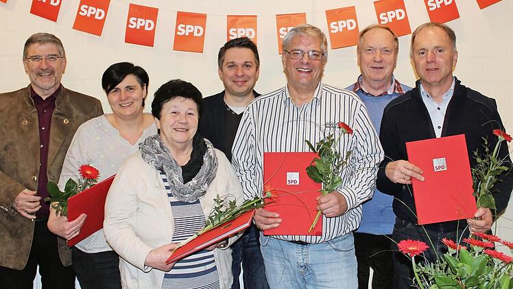 Der SPD-Ortsverein Itzgrund würdigte Mitglieder für 25-jährige Verbundenheit (von links): Landrat Michael Busch, Marion Alt, Anneliese Fertsch, SPD-Kreisvorsitzender Carsten Höllein, SPD-Ortsvereinsvorsitzender Jürgen Alt, Bürgermeister Werner Thomas und Hans-Ulrich Rödel, der die Urkunde für seine Frau Margit in Empfang nahm.  Foto: privat