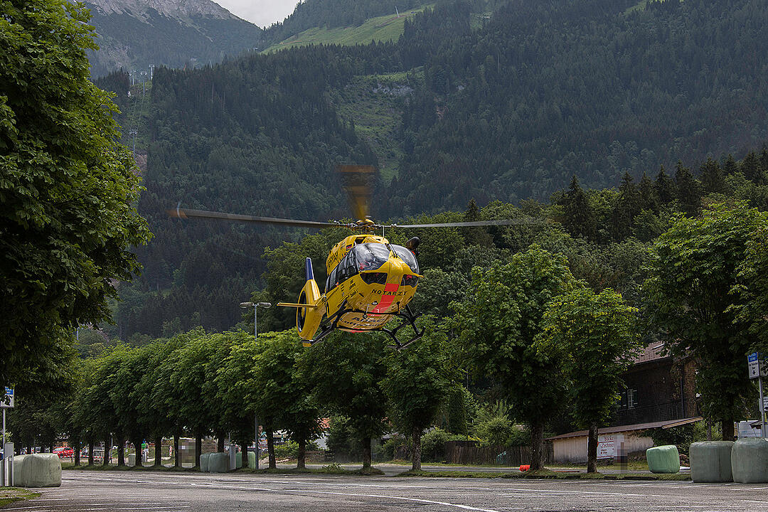 Rennwagen verliert Kontrolle und rast in Zuschauer – mindestens sieben Verletzte in Oberbayern