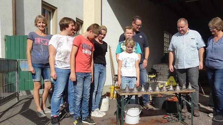 Eine der beiden Workshop-Gruppen präsentiert stolz seine Miniaturmodelle.               Foto: Dieter Büttner