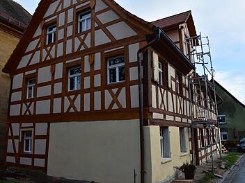Das Schwarzhaupthaus in Ermreuth ist von außen fast fertig, das Fachwerk freigelegt. Links dahinter die Synagoge Foto: Petra Malbrich