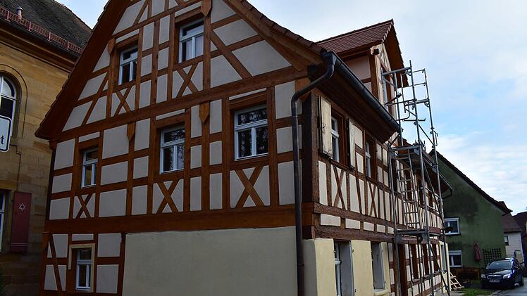 Das Schwarzhaupthaus in Ermreuth ist von außen fast fertig, das Fachwerk freigelegt. Links dahinter die Synagoge Foto: Petra Malbrich