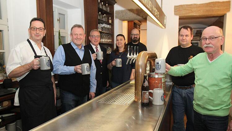 Unser Bild zeigt (von links) Chefkoch Karl-Heinz Jarema,  Vorstand Dieter Bauernfeind,  Aufsichtsratsvorsitzenden Harald Hübner, Service-Chefin Silvia Bezold-Rost, Braumeister Bernd Weibbrecht,  Prokurist Peter Schuhmann sowie Ex-Vorstand Michael  Kaim. Foto: Alexander Hartmann