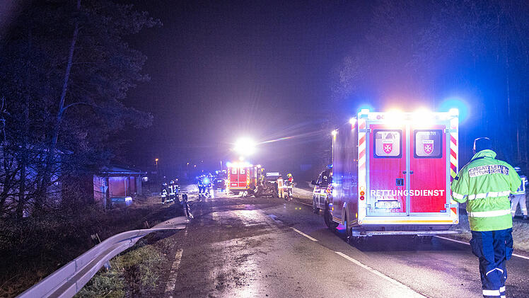 Auto schleudert &uuml;ber Fahrbahn und kracht in Leitplanke: Drei junge Erwachsene schwer verletzt