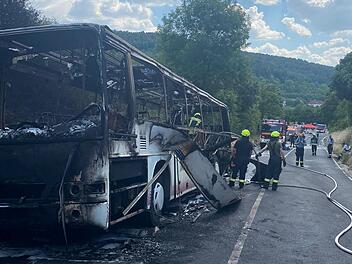 Kurz nach dem Unglück vergangene Woche in Bad Kissingen: Der Bus ist vollkommen ausgebrannt. Die Aufräumarbeiten dauerten mehrere Stunden.