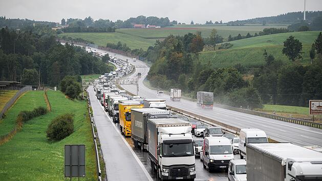Stau auf A9 bei Bayreuth nach Unfall - Rettungshubschrauber im Einsatz