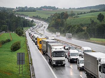 Stau auf A9 bei Bayreuth nach Unfall - Rettungshubschrauber im Einsatz