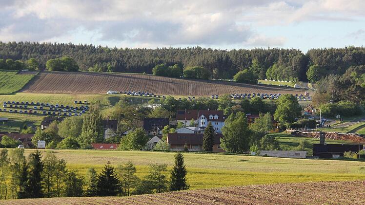 Die Hänge als Parkplätze - Bischwind erlebte mit über 2500 Besuchern einen Massenansturm.Foto: Ralf Kestel