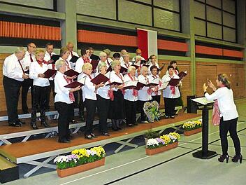 Der gemischte Chor aus Neuenmarkt-Hegnabrunn unter der Leitung von Miriam Stutz. Fotos: Klaus-Peter Wulf