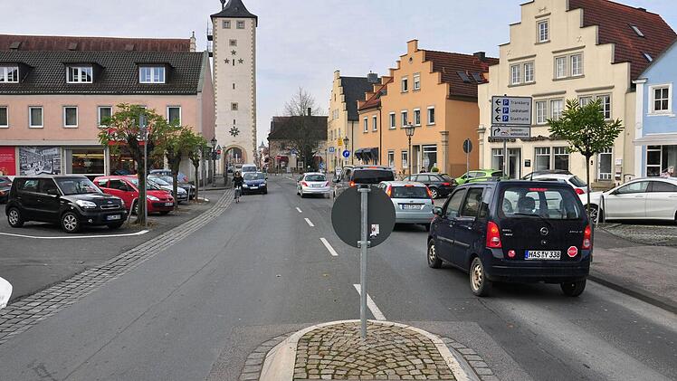Bevor die B26 in Haßfurt (im Bild) zur Staatsstraße herabgestuft wird, sollen noch Teile saniert werden. Foto: Ulrike Langer
