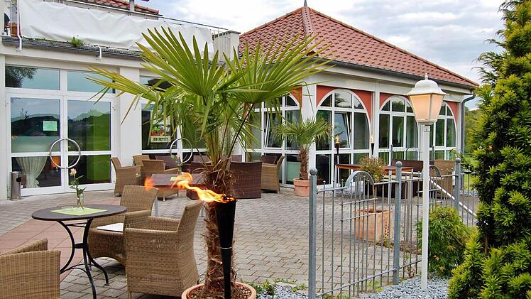 Abends wird es im Restaurant Salinenblick feurig.  Fotos: Sigismund von Dobschütz