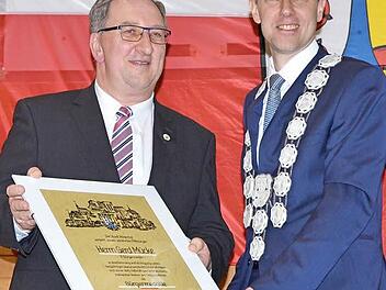 Bürgermeister Marco Steiner zeichnet Gerd Mücke (links) mit der Bürgermedaille der Stadt Rödental aus.