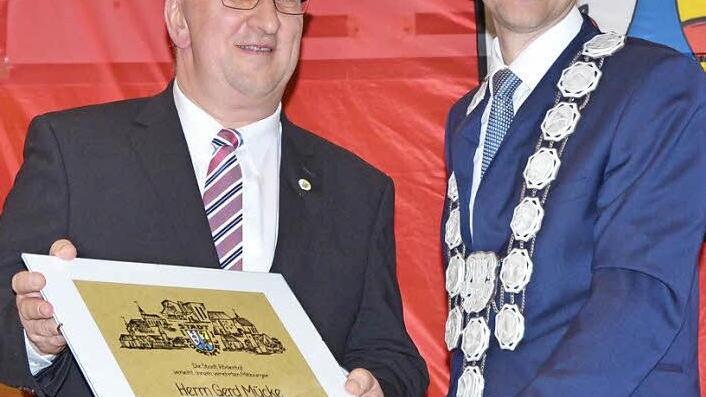 Bürgermeister Marco Steiner zeichnet Gerd Mücke (links) mit der Bürgermedaille der Stadt Rödental aus.