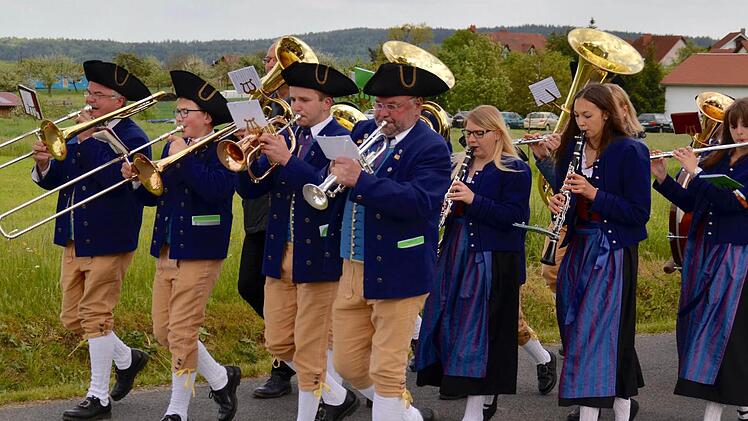 Parade durch Wollbach, angeführt von der Bläservereinigung Burkardroth Foto: Kathrin Kupka-Hahn