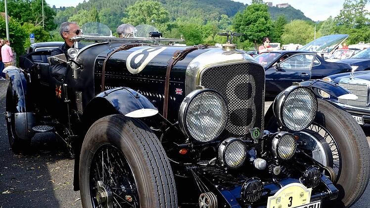 Ein absoluter Blickfang war der Bentley (6,2 Liter Reihen-8-Zylinder, 220 PS) von Thomas Ulsamer aus Bad Kissingen. Foto: Gerd Schaar