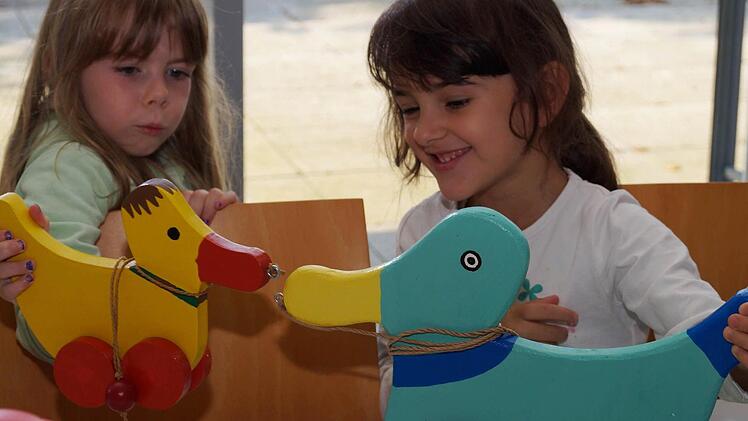 Die beiden Mädchen vertieften sich gleich ins Spiel mit den bunt bemalten Enten. Foto: Denise Burkhardt