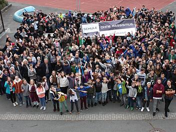 Die Forchheimer Mittelschüler legten ein klares Bekenntnis ab und sagen Nein zu Fremdenhass und Ausgrenzung.  Foto: Uli Barth