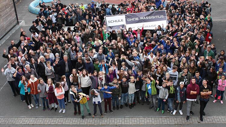 Die Forchheimer Mittelschüler legten ein klares Bekenntnis ab und sagen Nein zu Fremdenhass und Ausgrenzung.  Foto: Uli Barth