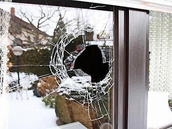 Mit einem Kieselstein von der Terrasse schlugen die Einbrecher am Mittwochvormittag diese Scheibe eines Anwesens in der Trautenauer Straße ein.  Foto: Andreas Dorsch