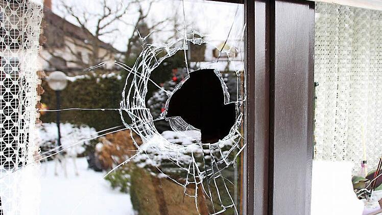 Mit einem Kieselstein von der Terrasse schlugen die Einbrecher am Mittwochvormittag diese Scheibe eines Anwesens in der Trautenauer Straße ein.  Foto: Andreas Dorsch