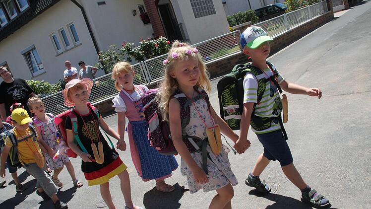 Stolz trugen die zukünftigen ABC-Schützen ihre Schulranzen zur Schau. Foto: Stephan Stöckel