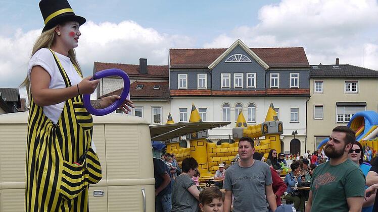 Mit Artisten, Musik und einem großen Kinderprogramm ist gestern das 28. internationale Puppenfestival Neustadt-Sonneberg auf dem  Marktplatz eröffnet worden. Bis zum kommenden Sonntag  gibt es jede Menge Veranstaltungen in den beiden Partnerstädten. - Foto: Berthold Köhler