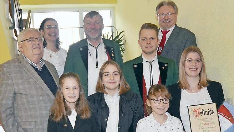 Der Musikverein Pressig hat verdiente Mitglieder geehrt. Mit im Bild der Ehrungsbeauftragte des Nordbayerischen Musikbunds, Werner Pörner (links), Bürgermeister Hans Pietz (rechts oben) und Vorsitzende Tanja Kopp (links oben) Foto: Karl- Heinz Hofmann