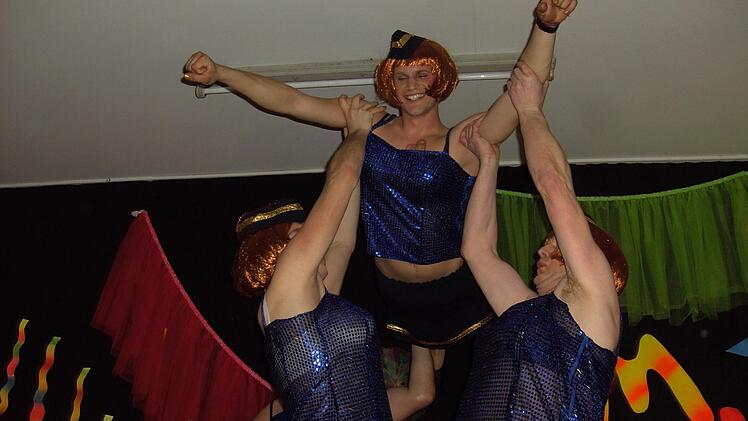 Stewardessen in luftiger Höhe, zeigte das Männerballett des Musikvereins Wittershausen.  Foto: Udo Sell