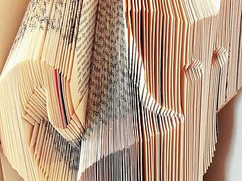 Die B&uuml;cherfalterin kann Motive f&uuml;r jeden Anlass falten. Fotos: Sibylle M&uuml;ller