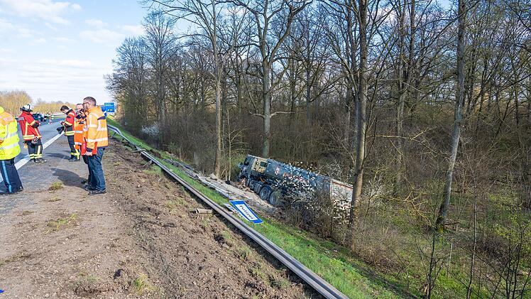 Muldenkipper durchbricht Leitplanke und kippt B&ouml;schung hinunter