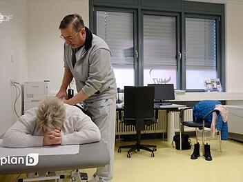 R&uuml;ckenpatientin Karin l&auml;sst sich von Neurochirurg Torsten Eichenauer untersuchen.