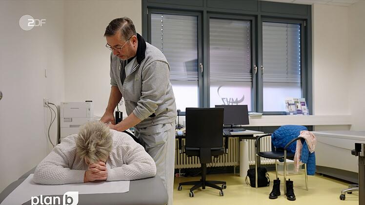 R&uuml;ckenpatientin Karin l&auml;sst sich von Neurochirurg Torsten Eichenauer untersuchen.